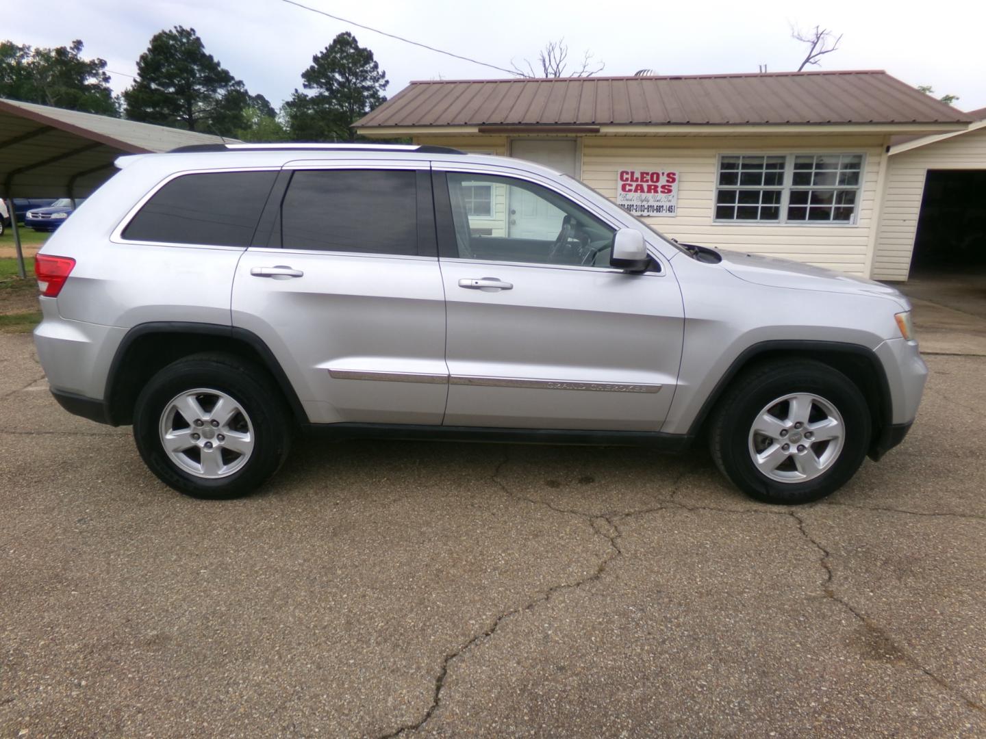 2011 Gray /Gray Jeep Grand Cherokee Laredo 2WD (1J4RS4GG4BC) with an 3.6L V6 DOHC 24V engine, 5-Speed Automatic transmission, located at 401 First NE, Bearden, AR, 71720, (870) 687-3414, 33.726528, -92.611519 - Photo#18